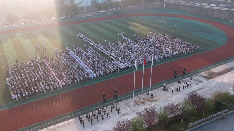 学院举行2025年秋季学期“开学第一课”暨升国旗仪式