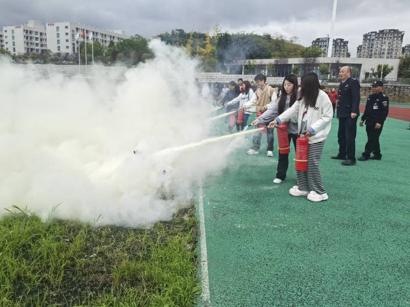 学院开展2025年秋季学期消防安全知识培训暨灭火演练活动