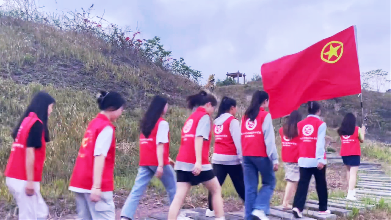 卫健院学子唱响《光荣啊！中国共青团》