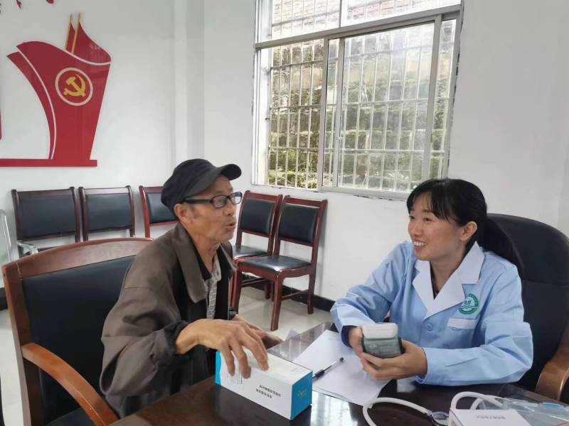 学院到威远县镇西镇包联村开展送医下乡志愿服务活动