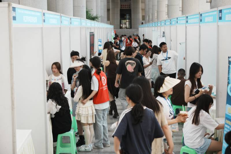 “智汇天府 兴业内江”公共招聘进校园活动暨内江卫生与健康职业学院2025届毕业生春季双选会顺利举办