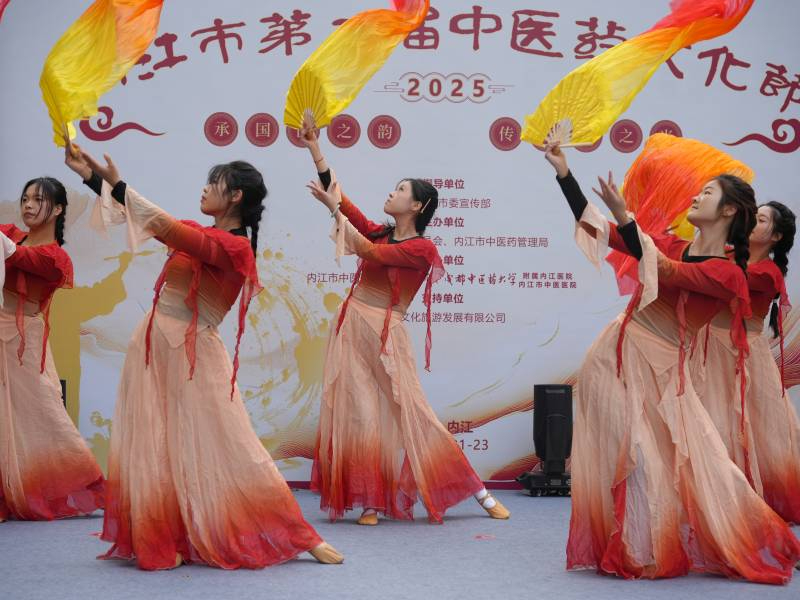 学院师生参加内江市第二届中医药文化节开幕式